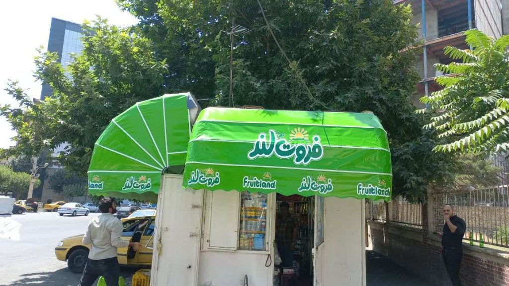 سایبان کالسکهای روی نمای تجاری